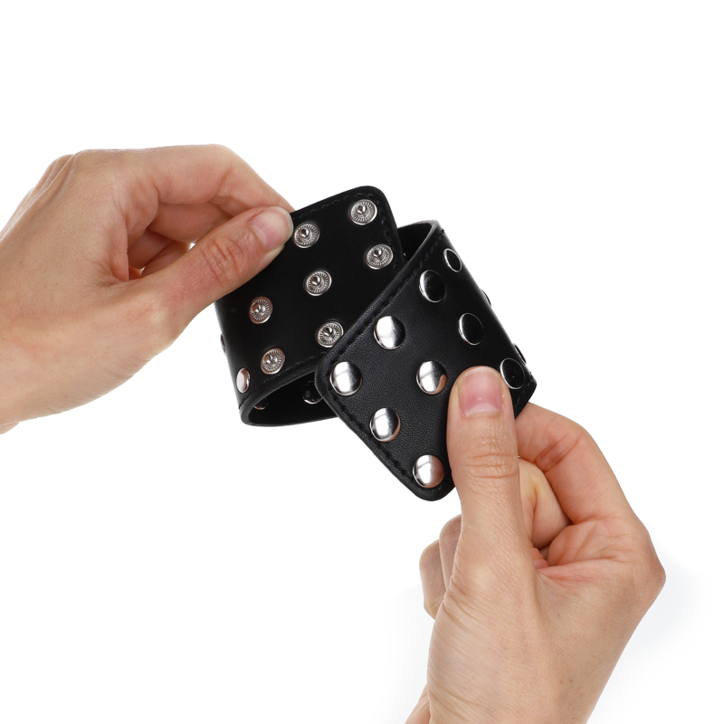 KINK - SUJECIONES DE MUÑECA CON CIERRE A PRESIÓN LLENO DE REMACHES NEGRO AJUSTABLE 19-24 CM X 5.5 CM