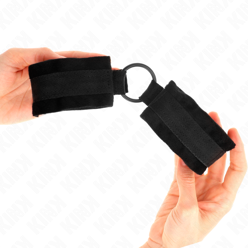 KINK - MANCHETTES DÉBUTANT FOURRURE 25 CM AVEC O-RING 4 CM BLACK ADJUSTABLE 15-25 CM