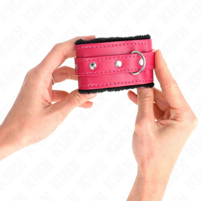 Kink – Appui Poignets Doublés de Fourrure Premium Noir avec Ceinture Rose Framboise Ajustable
