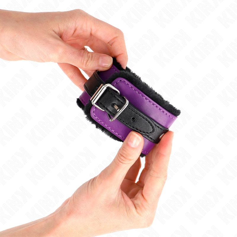 KINK - REPOSAMUÑECAS PREMIUM CON FORRO DE PIEL NEGRA Y CINTURÓN AJUSTABLE MORADO/NEGRO 17-29 CM X 6 CM