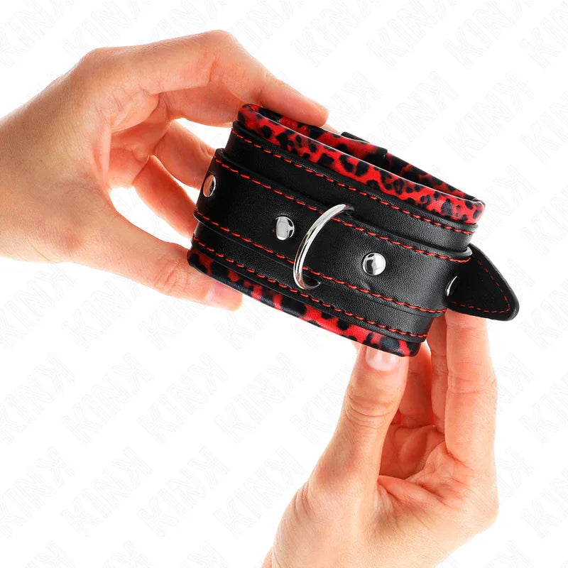 Kink – Appui Poignets Doublés de Fourrure Rouge / Noir Réglable 17 29 cm X 6 cm