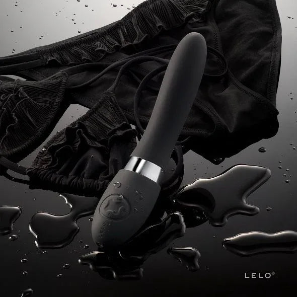 LELO ELISE 2 noir sur une surface mouillée, avec tissu noir en arrière-plan