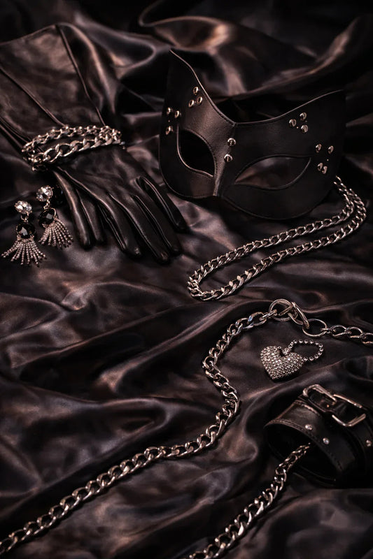 Accessoires BDSM en cuir illustrant la dynamique brat et brat tamer