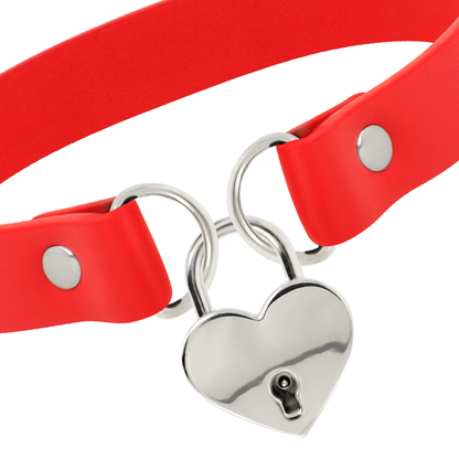COQUETTE CHIC DESIRE - COLLAR DE CUERO VEGANO ROJO CON ACCESORIO DE CORAZÓN ¿CON LLAVE?