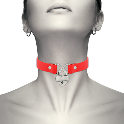 COQUETTE CHIC DESIRE - COLLAR DE CUERO VEGANO ROJO CON ACCESORIO DE CORAZÓN ¿CON LLAVE?