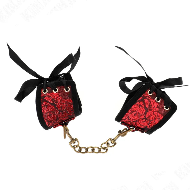 Kink – Attache Poignets Scandal Détails Dentelle Rouge Noir 24,5 cm X 6,5 cm