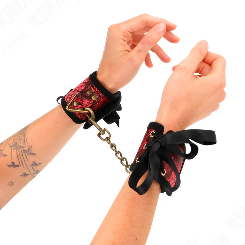 Kink – Attache Poignets Scandal Détails Dentelle Rouge Noir 24,5 cm X 6,5 cm