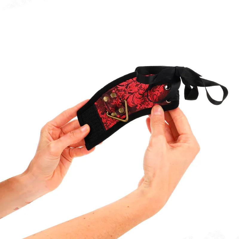 Kink – Attache Poignets Scandal Détails Dentelle Rouge Noir 24,5 cm X 6,5 cm