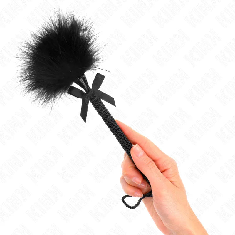 Kink – Baguette en Corde de Nylon avec Plumes Chatouillantes et Noeud Noir 25 cm