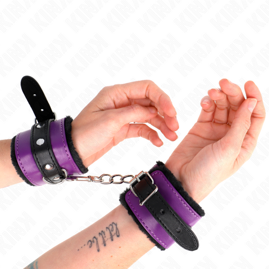 KINK - REPOSAMUÑECAS PREMIUM CON FORRO DE PIEL NEGRA Y CINTURÓN AJUSTABLE MORADO/NEGRO 17-29 CM X 6 CM