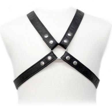 CUERPO DE CUERO - ARNÉS LASIC EN LA ROPA